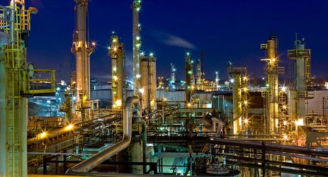 Who owns the oil refineries in Italy?